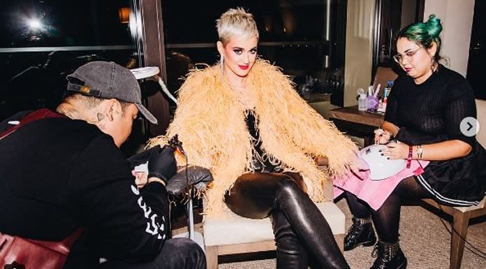 Celebra Katy Perry Cierre De Gira Con Su Tradicional Tatuaje Conmemorativo