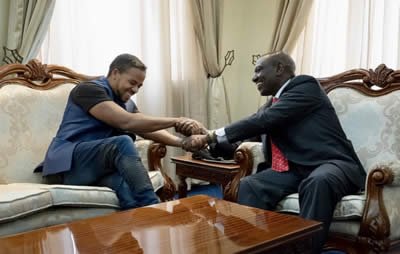Dionny Baez junto al presidente de Kenia (Africa) William Samoei Ruto.
