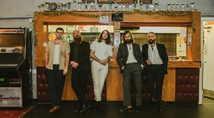 IDLES presenta su nuevo sencillo Y Video "Model Village"