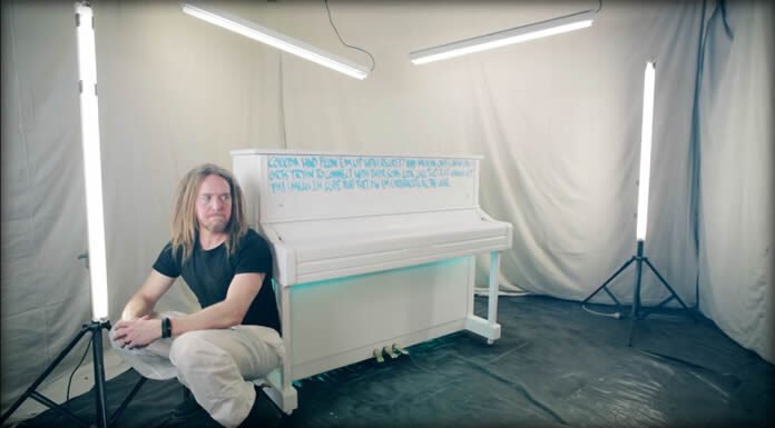 Tim Minchin Lanza "Airport Piano" Cuarto Adelanto De Su Próximo Álbum "Apart Together"