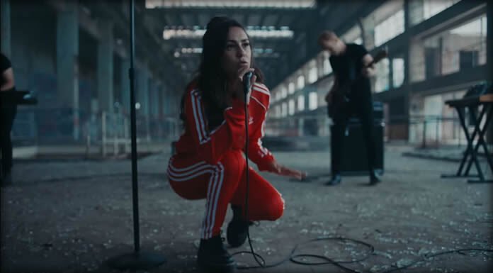 Amy Shark Presenta Su Nuevo Sencillo "C'MON" Ft. Travis Barker